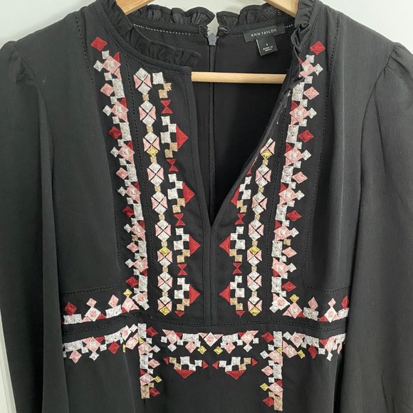 ANN TAYLOR Black Tie Sleeve Split Neck Embroidered Dress | Size 2 - Picture 4 of 10
